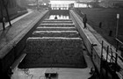 Eine Schute mit Ziegelsteinen aus der Ziegelei Papendorf 1929 in der Schleusenkammer. (Foto: Wolfgang Baier)