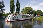 Das Fahrgastschiff ‚Breitling’, von Schwaan kommend, bei seiner letzten Einfahrt in die Schleuse 2004. (Foto: Berth Brinkmann)