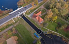 Die neue Straßenbrücke und die Schleuse im Oktober 2015. (Foto: Berth Brinkmann)