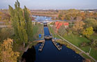 Die neue Straßenbrücke und die Schleuse im Oktober 2015. (Foto: Berth Brinkmann)