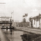 Ein Lastkahn mit Steinkohle (für die Zuckerfabrik?) in der Schleuse am Mühlendamm um 1910 (Foto: Sammlung Detlev Preuß)