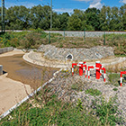 Das Einlaufbauwerk am Bahndamm und Probenahmerohre. (Foto: Berth Brinkmann)