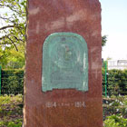 Gedenkstein mit Bronzerelief im Kurpark Warnemünde aus dem Jahr 1914 von Wilhelm Wandschneider (Foto: Berth Brinkmann)