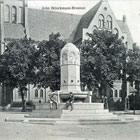 Brinckman-Brunnen auf dem Schröderplatz in Rostock (1914) von Paul Wallat (Archiv: Berth Brinkmann)