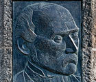 Neues Bronzerelief John Brinckman von Anne Sewcz aus dem Jahr 2014 (Foto: Berth Brinkmann)